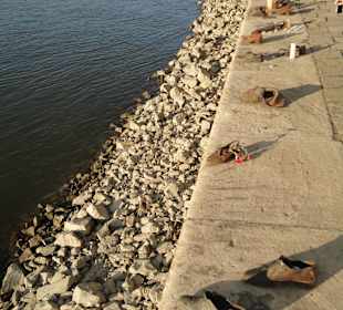 Schuhe am Donauufer
