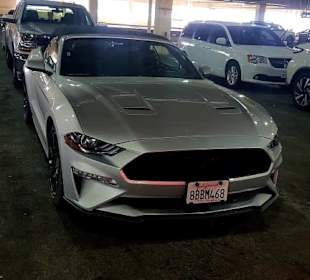 In dem großen Parkhaus der Rental Cars