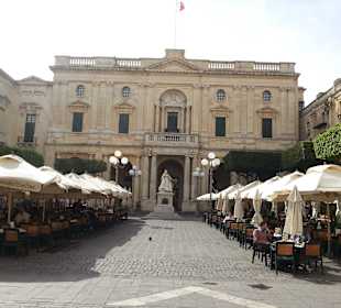 Auf der Einkaufsstraße, ein großes Cafe/Restaurant