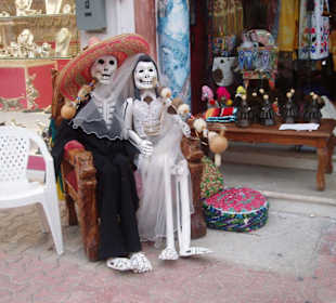 Altes Ehepaar in der Einkaufsstraße