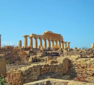 Im Vordergrund griechische Ruinen