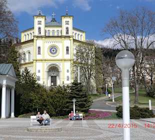 Eine schöne Kirche neben dem Trinkbrunnen
