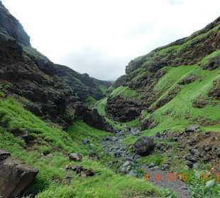 Hinter der Schotterpiste