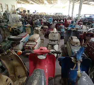 In der Haupthalle des Jesada Fahrzeug Museums