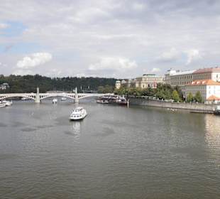 Blick von der Karlsbrücke auf die Moldau