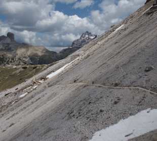 Der Weg zum Sattel zum Teil verschneit