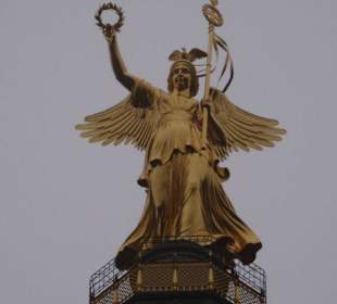 Siegesgöttin Viktoria thront auf der Siegessäule