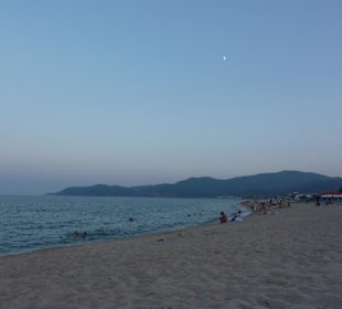 Strand von Sarti bei Dämmerung