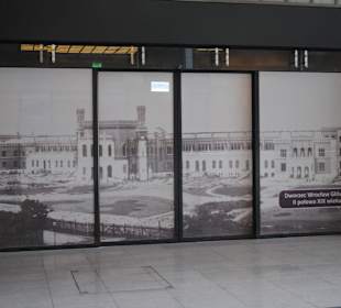 Hol główny zdobią historyczne zdjęcia dworca.