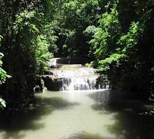 Eine untere Stufe des Wasserfalls