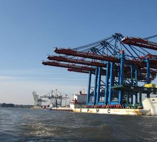 Schiff mit krasser Beladung