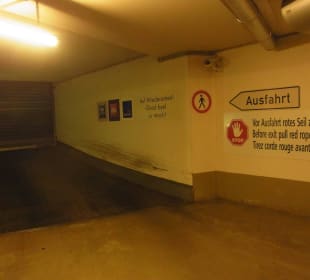 Ausfahrt Tiefgarage, mit Schleifspuren