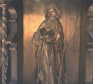 Heiligenfiguren am rechten Taufbecken