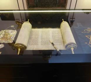 Im Raum mit Ausstattungen einer Synagoge