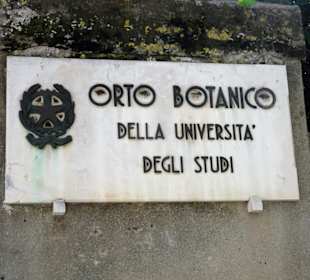 Das Schild am Eingang zum Botanischen Garten