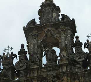 Santiago apostol corona la fachada de la catedral
