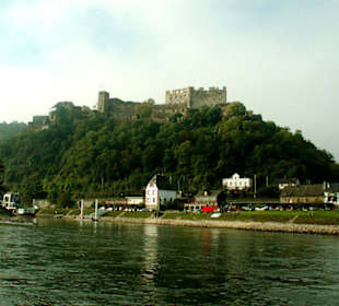 Blick vom Schiff zur Festung Rheinfels