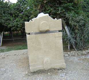 Grabtafel am Eingang