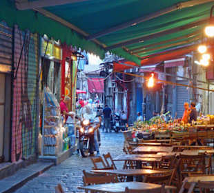 Verkaufsstände in einer Gasse