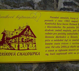 Tabule před vchodem