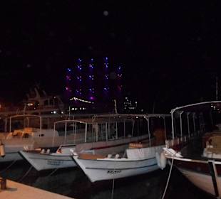 Hafen mit Taxibooten bei Nacht