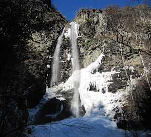 Winterlicher Wasserfall