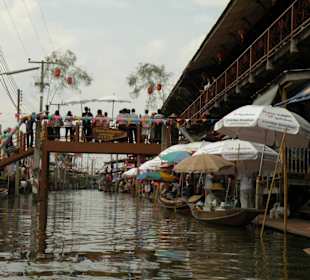 Damnoen Saduak Floating Market