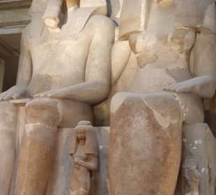 Pyramiden und Ausgrabungsfund