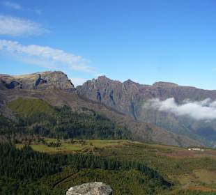 Blick vom Pico Cruzes auf Pico Arieiro/Torres/Ruivo