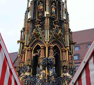 Figuren im Schönen Brunnen