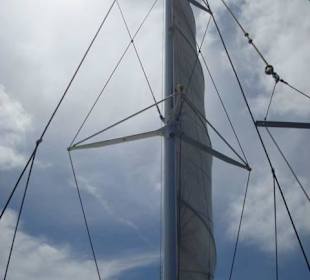 30 Meter hoher Mast mit weißem Segel