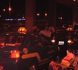 Seriöse Taxis mit Schild und Taximeter