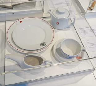 Krankenhausgeschirr aus alter Zeit