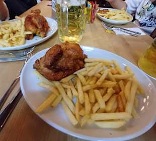 Im Augustiner Brauhaus Halbes Hendl mit Pommes