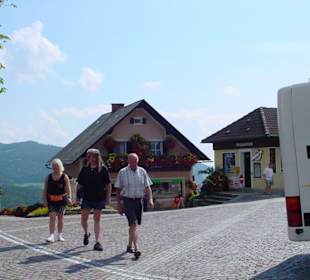 Parkplatz mit Souvenirladen