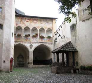 Innenhof mit Eingang zur Schlosskapelle 