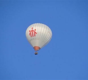 Ein Ballon über uns bei strahlendem Wetter