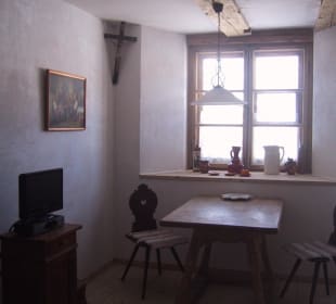 Jogltisch mit Bauernstühlen fürs Frühstück