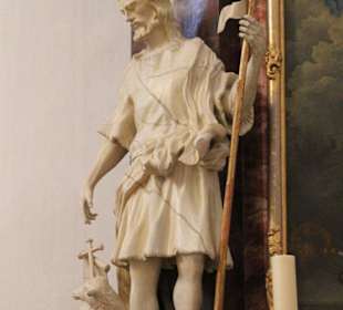 Heiligenfiguren am Seitenaltar