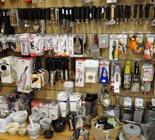 Die Auslagen im Messer- & Küchenshop Lorenzi
