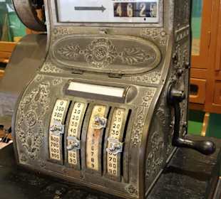 Im Kolonialwarenladen des Museums