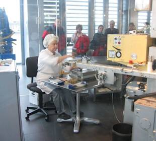 Beim Verpacken von Schokotäfelchen