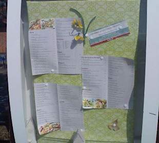 Aushang der Speisekarte im Außenbereich