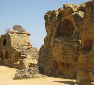 Wohnhöhlen, oder Gräber?