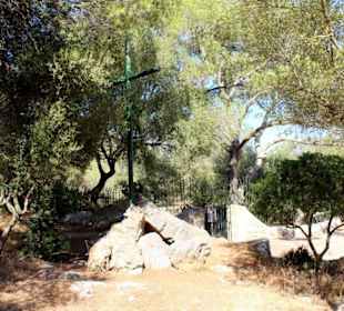 Das Kreuz neben der Höhle