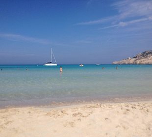 Strandblick von Cala Guya