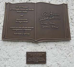 Tafel am Rathaus: Auszug aus dem Goldenen Buch