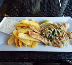 Kleine Portion Fish and Chips im Restaurant ...