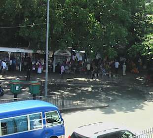 Viele Shops nach dem Bahnhof