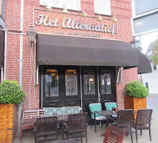 Außenansicht mit Außengastronomie